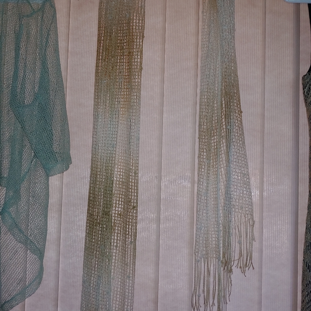 Lightweight mesh scarf